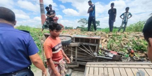 জীবননগরে সড়ক দুর্ঘটনায় প্রাণ গেল ভ্যানচালকের