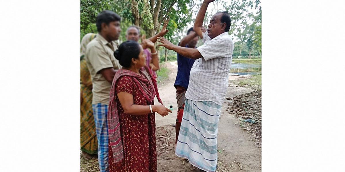 লাঠিপেটার ভিডিও ভাইরাল, আলোচনায় ইউপি চেয়ারম্যান