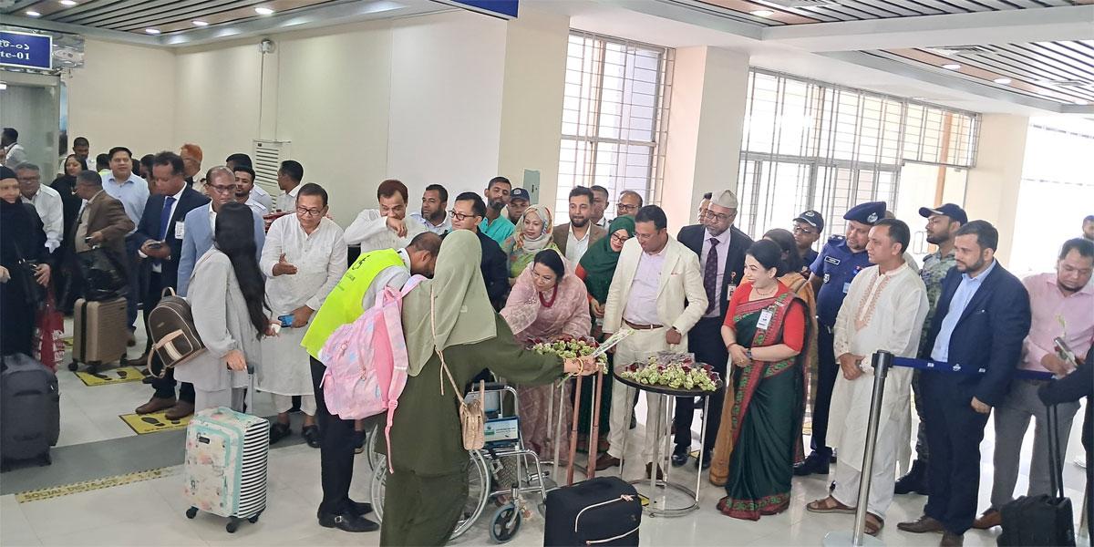 আবারও চালু হলো সিলেট-ম্যানচেস্টার ফ্লাইট, প্রবাসীদের ফুল দিয়ে বরণ