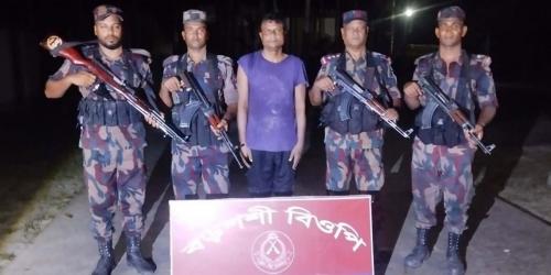 ভারতে অনুপ্রবেশের সময় বিজিবির হাতে বাংলাদেশি আটক