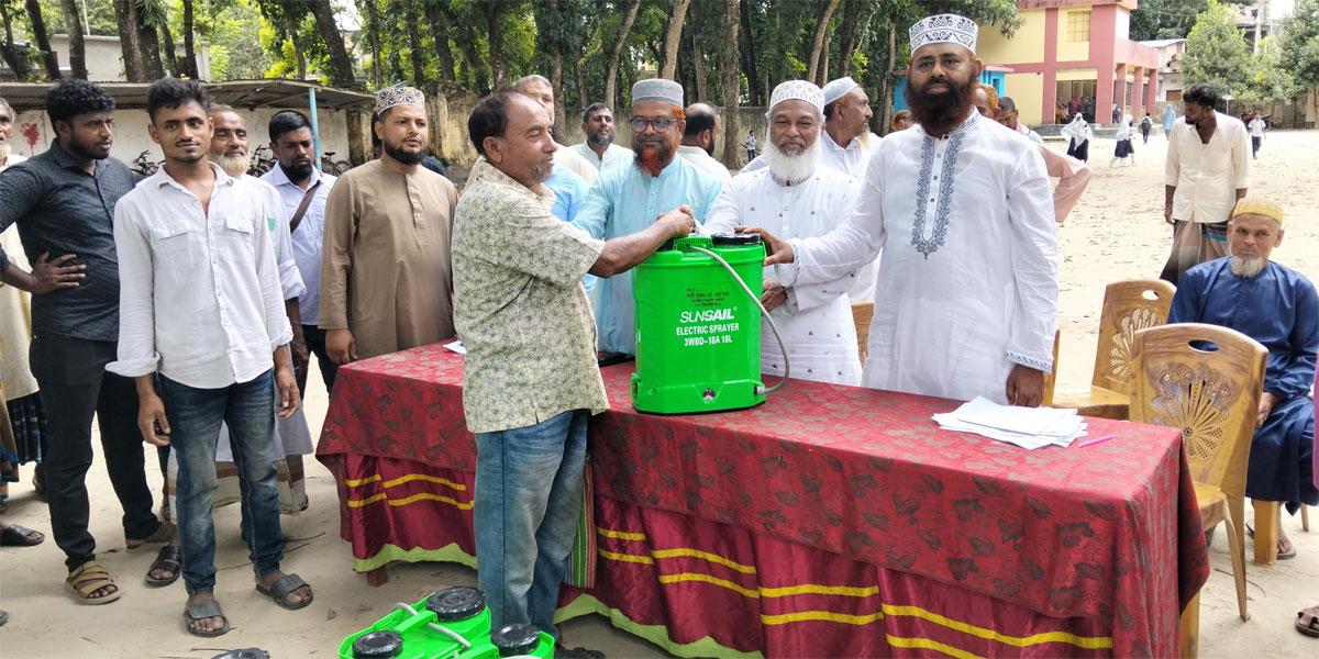 কৃষিকে আধুনিকায়নে ঝিনাইদহে ৯০ কৃষকের হাতে উঠল স্প্রে মেশিন
