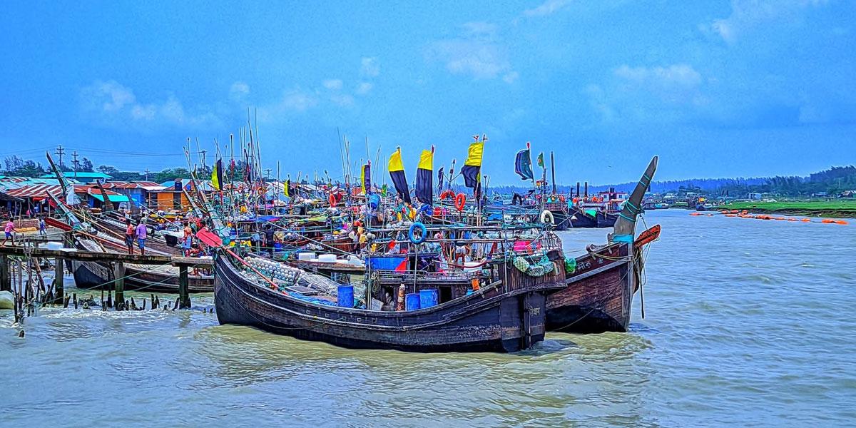 নিম্নচাপের প্রভাবে হাতিয়ায় ফিরেছে শত শত মাছ ধরার ট্রলার