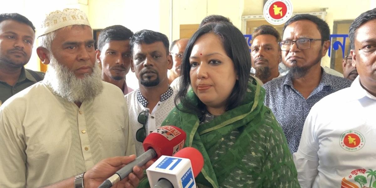 শেখ হাসিনার দেশে ফিরতে আইনি বাধা নেই: রুমিন ফারহানা