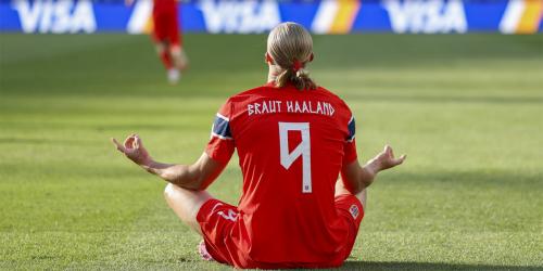 জার্সির পেছনে কার নাম লিখে খেলছেন হালান্ড?