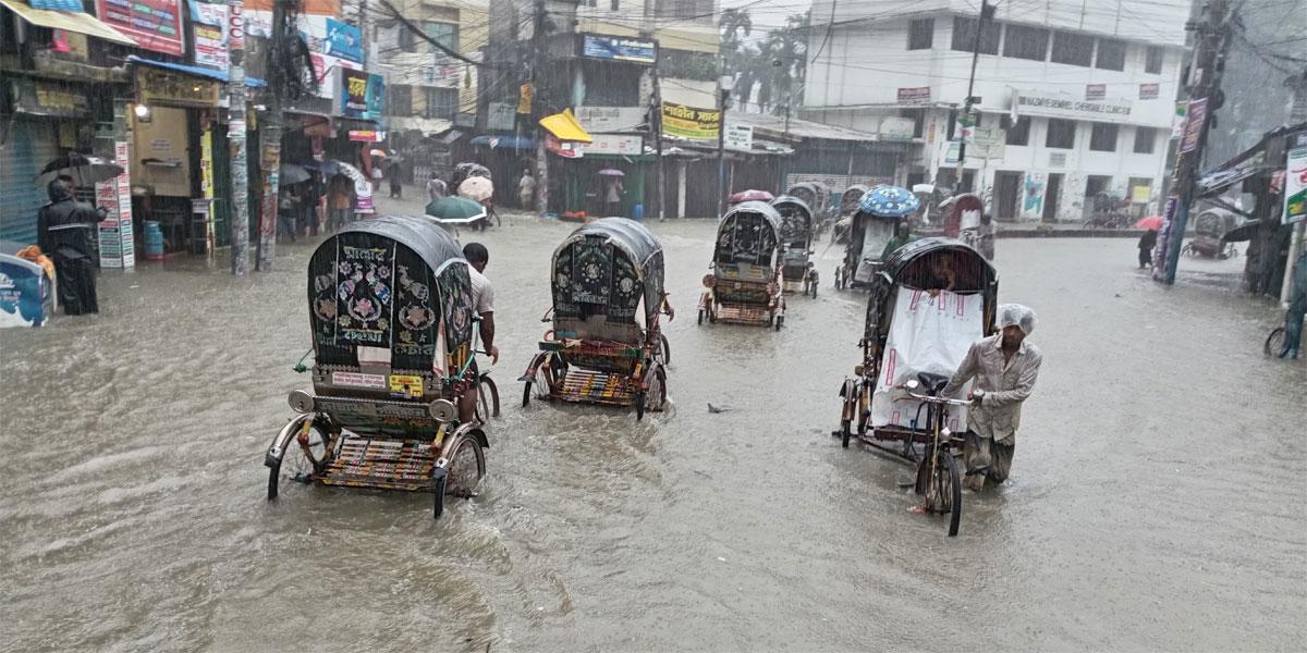 ভারী বর্ষণে ডুবল চট্টগ্রাম, পাহাড়ধসের শঙ্কা