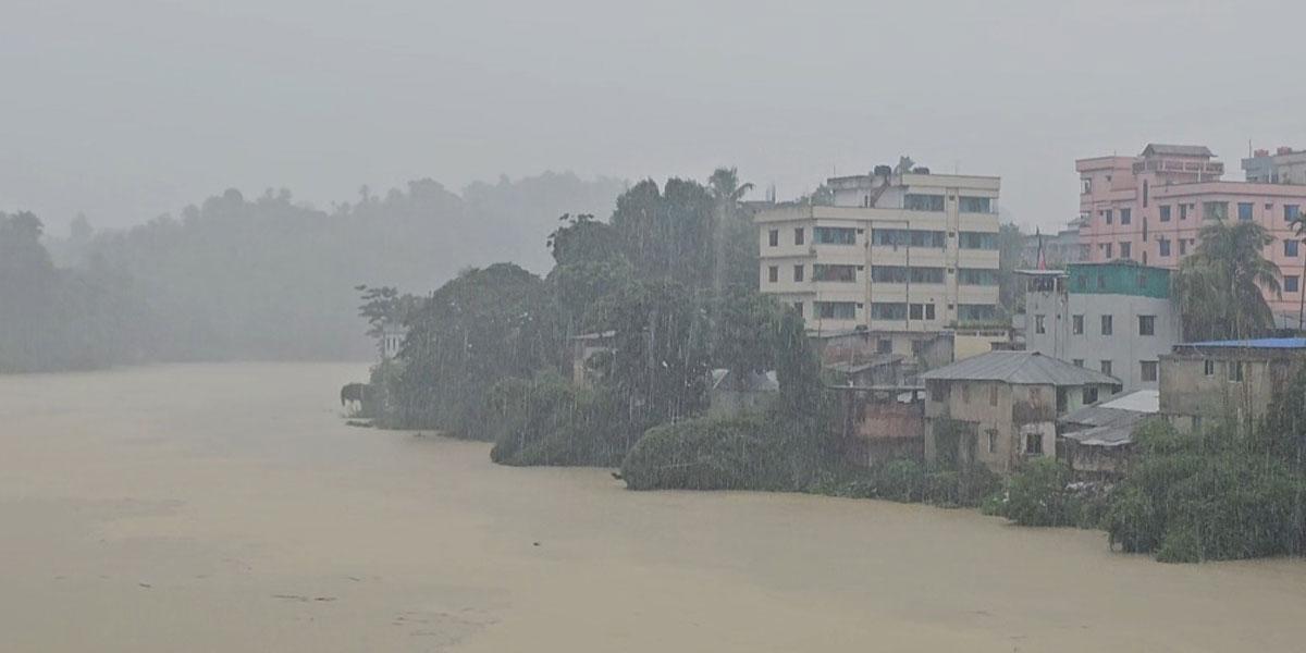 অবিরাম বৃষ্টিতে ঝুঁকিতে বান্দরবান, খোলা হলো ২২০ আশ্রয়কেন্দ্র