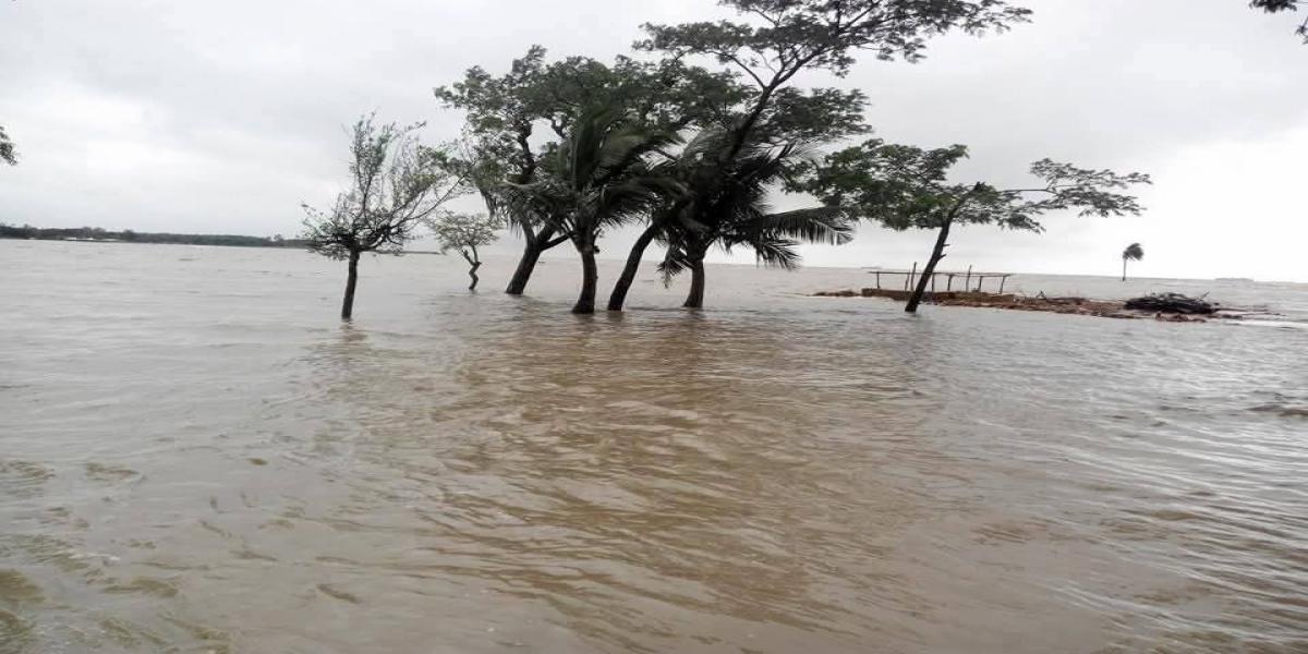 বাঁশখালীতে ভারি বর্ষণে জলাবদ্ধতা, পানিবন্দি প্রায় অর্ধ লাখ মানুষ