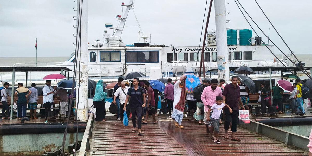 বৃষ্টিতে দুর্ভোগ, চার দিন বন্ধ হাতিয়ার ফেরি চলাচল