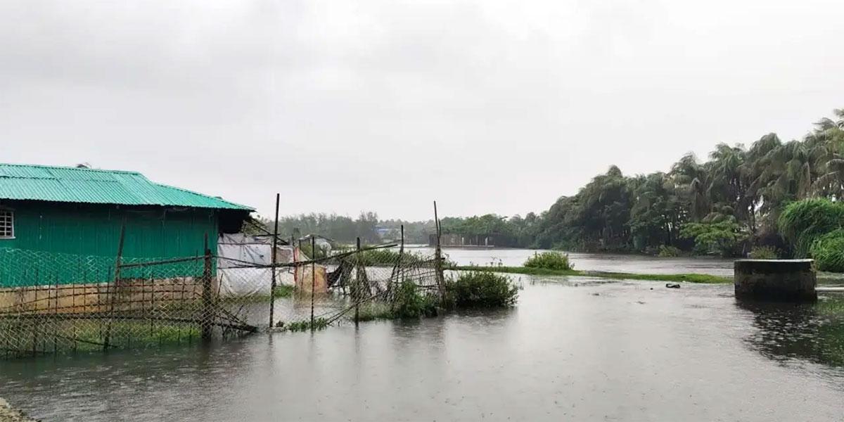 টানা ভারী বর্ষণ, জোয়ারের পানিতে প্লাবিত সেন্টমার্টিন