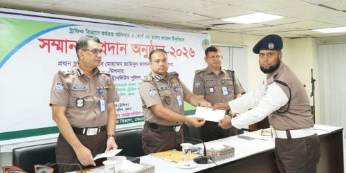 খুলনায় ভালো কাজের পুরস্কার পেলেন ট্রাফিকের ৩১ সদস্য