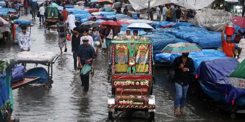থেমে থেমে বৃষ্টিতে রাজধানীতে জলাবদ্ধতা