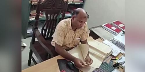 ভোলাহাটে তহসিলদারের ‘ঘুষ’ নেওয়ার ভিডিও ভাইরাল