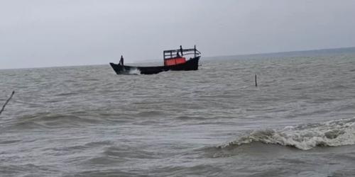 বঙ্গোপসাগরে দুই ট্রলারডুবি, উদ্ধার ১৬, নিখোঁজ ২