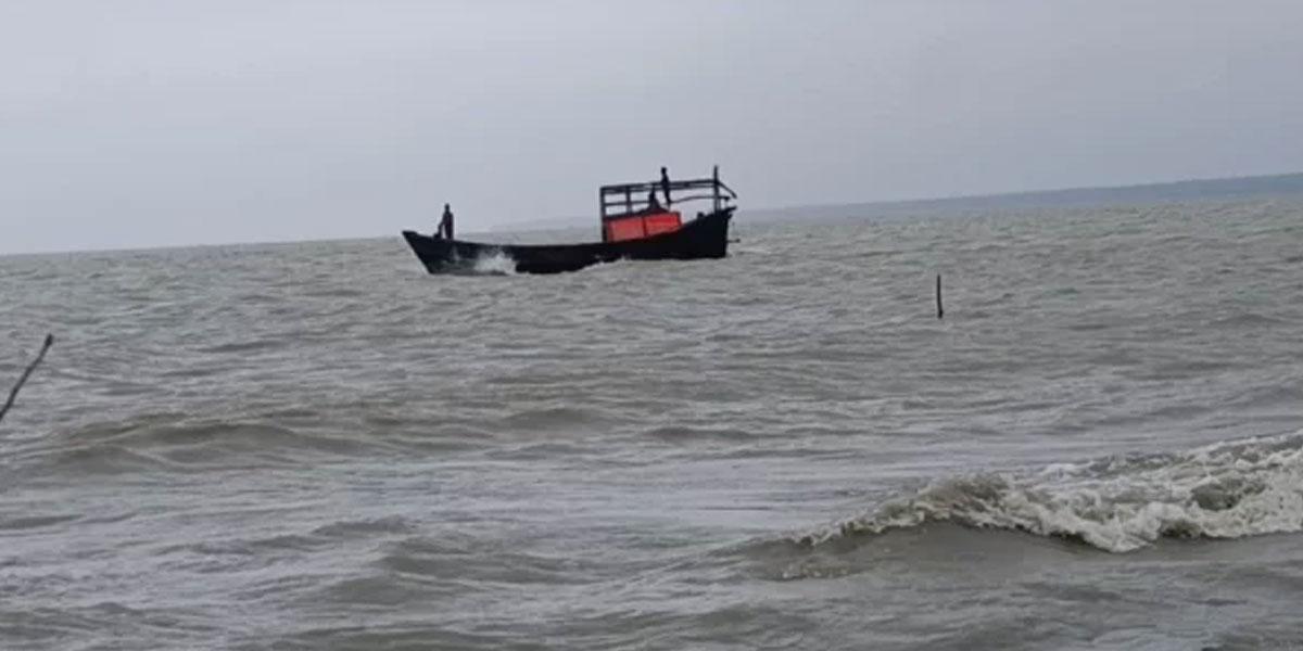 বঙ্গোপসাগরে দুই ট্রলারডুবি, উদ্ধার ১৬, নিখোঁজ ২