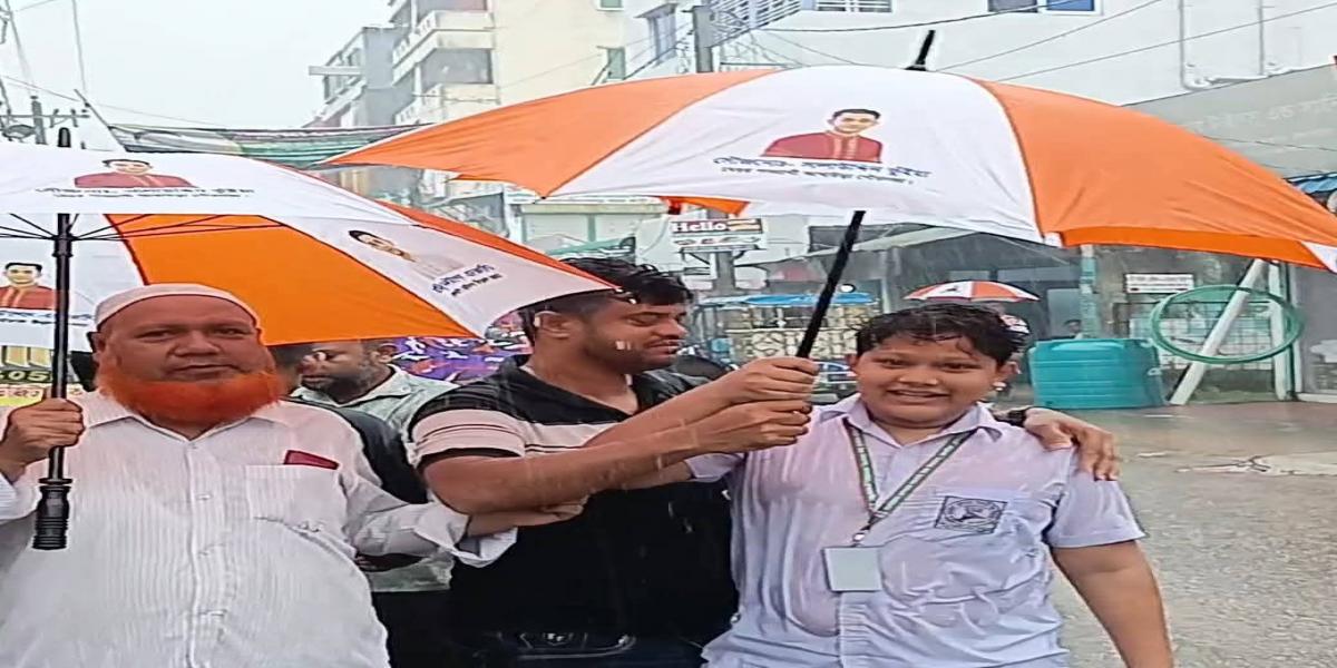 আখাউড়ায় বৃষ্টির দিনে ছাতা উপহার প্রবাসী বিএনপি নেতার