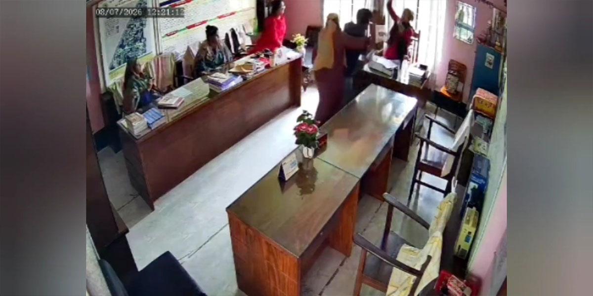 চুয়াডাঙ্গায় শিক্ষার্থীকে শাসনের জেরে প্রধান শিক্ষককে পেটালেন অভিভাবক