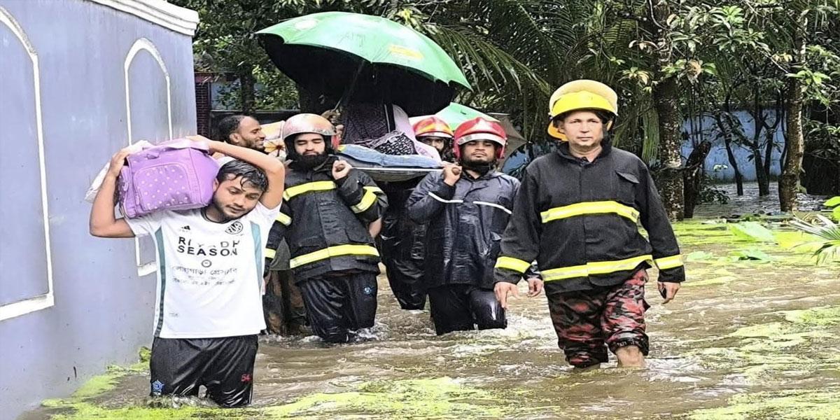 লোহাগাড়ায় বন্যা পরিস্থিতির মাঝেই পানিবন্দি প্রসূতিকে উদ্ধার করল ফায়ার সার্ভিস