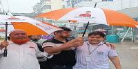আখাউড়ায় বৃষ্টির দিনে ছাতা উপহার প্রবাসী বিএনপি নেতার