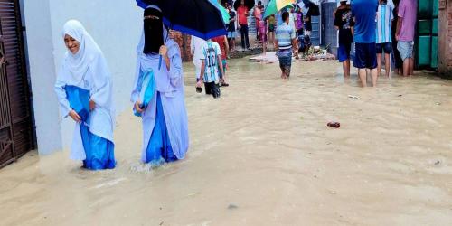 সীতাকুণ্ডে  টানা বর্ষণ ও পাহাড়ি ঢলে জনজীবন বিপর্যস্ত