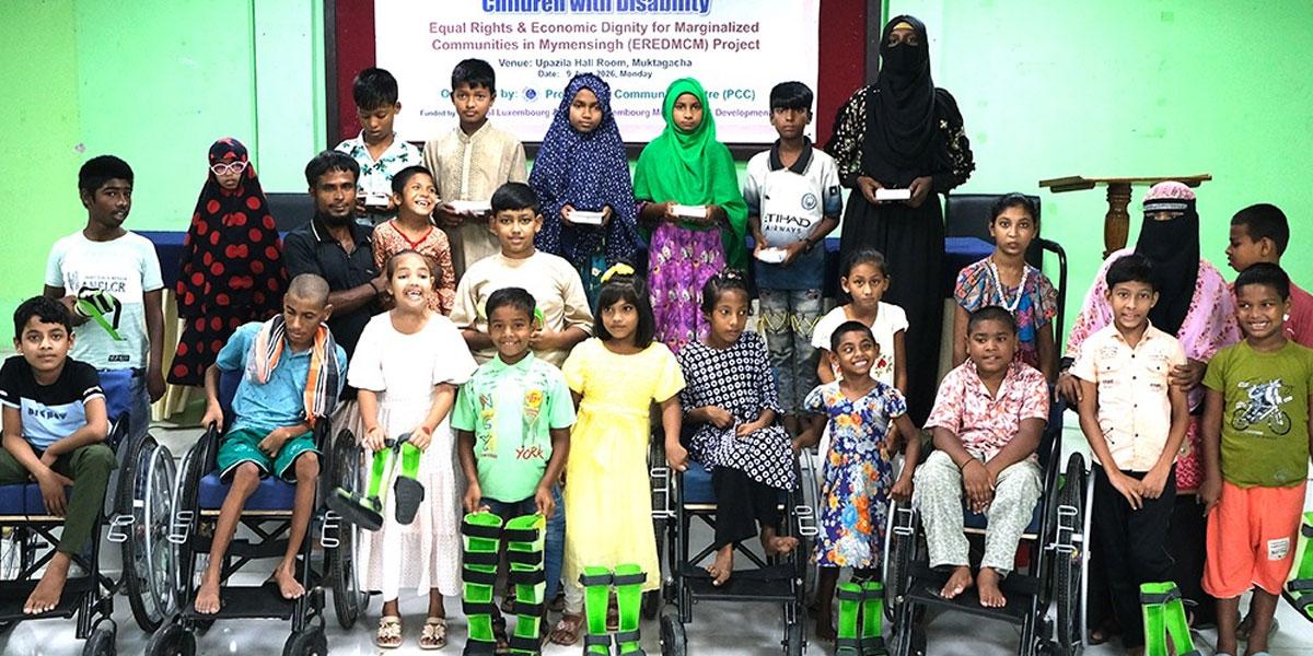 মুক্তাগাছায় প্রতিবন্ধী শিশুদের মধ্যে হুইলচেয়ারসহ সহায়ক উপকরণ বিতরণ