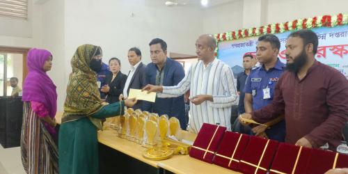শৈলকুপায় সরকারি সহায়তার চেক ও পুরস্কার পেলেন উপকারভোগীরা
