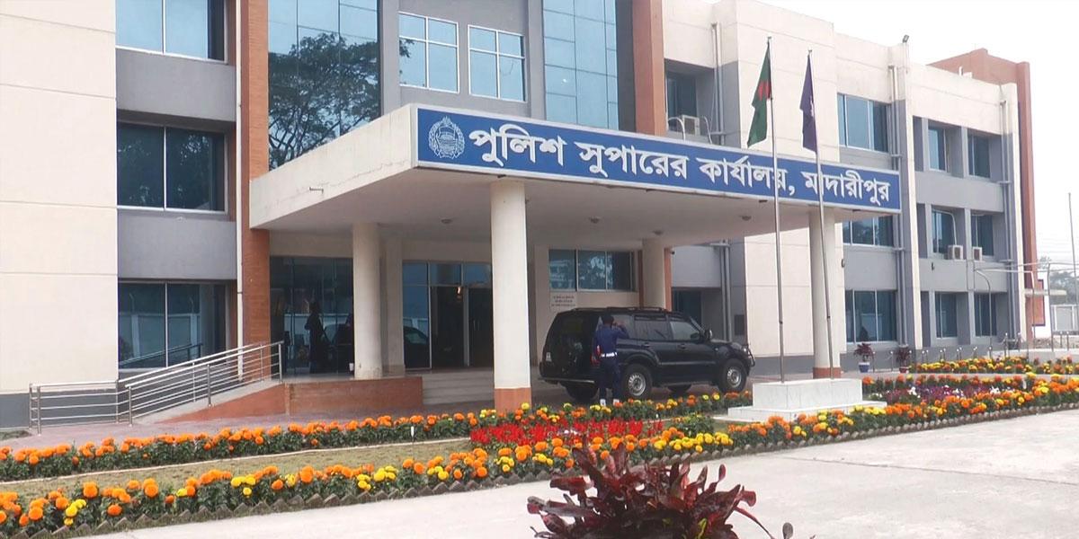 থানার গ্রিল ভেঙে নারী আসামির পালানো, এসআই-কনস্টেবল প্রত্যাহার