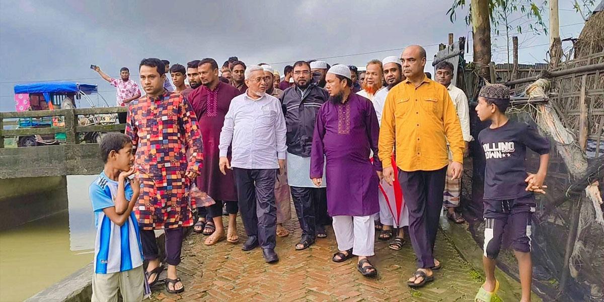 ভারী বৃষ্টিতে টেকনাফে ১২শ পরিবার পানিবন্দি, ৫০০ পরিবার পেল ত্রাণ সহায়তা