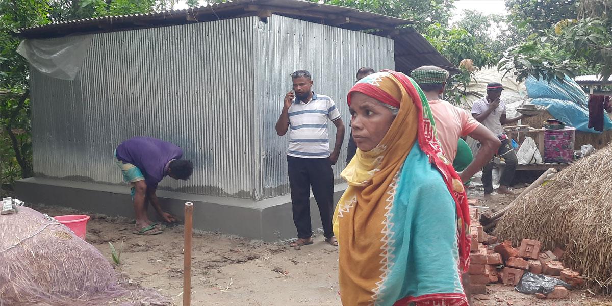 হিলিতে অসহায় বাকপ্রতিবন্ধীর ঘর করে দিলেন বিএনপিকর্মী