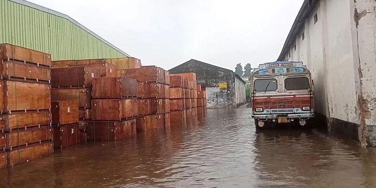 বেনাপোল বন্দরে জলাবদ্ধতায় শত কোটি টাকার পণ্য ক্ষতিগ্রস্ত