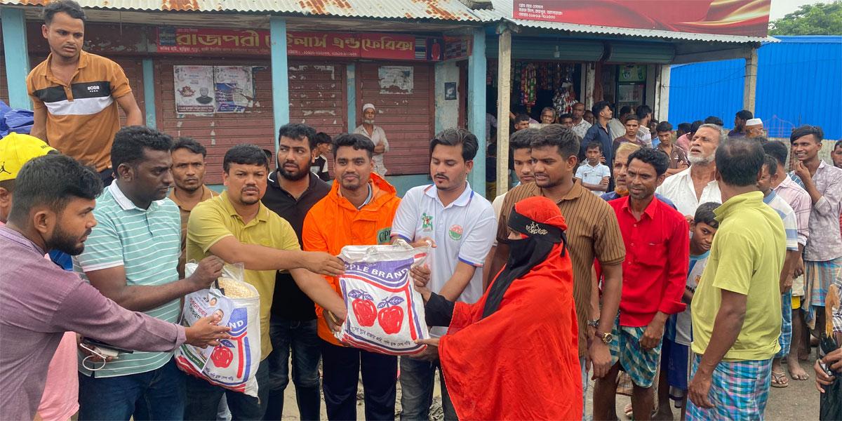 আনোয়ারায় বন্যাদুর্গতদের পাশে জেলা ছাত্রদল
