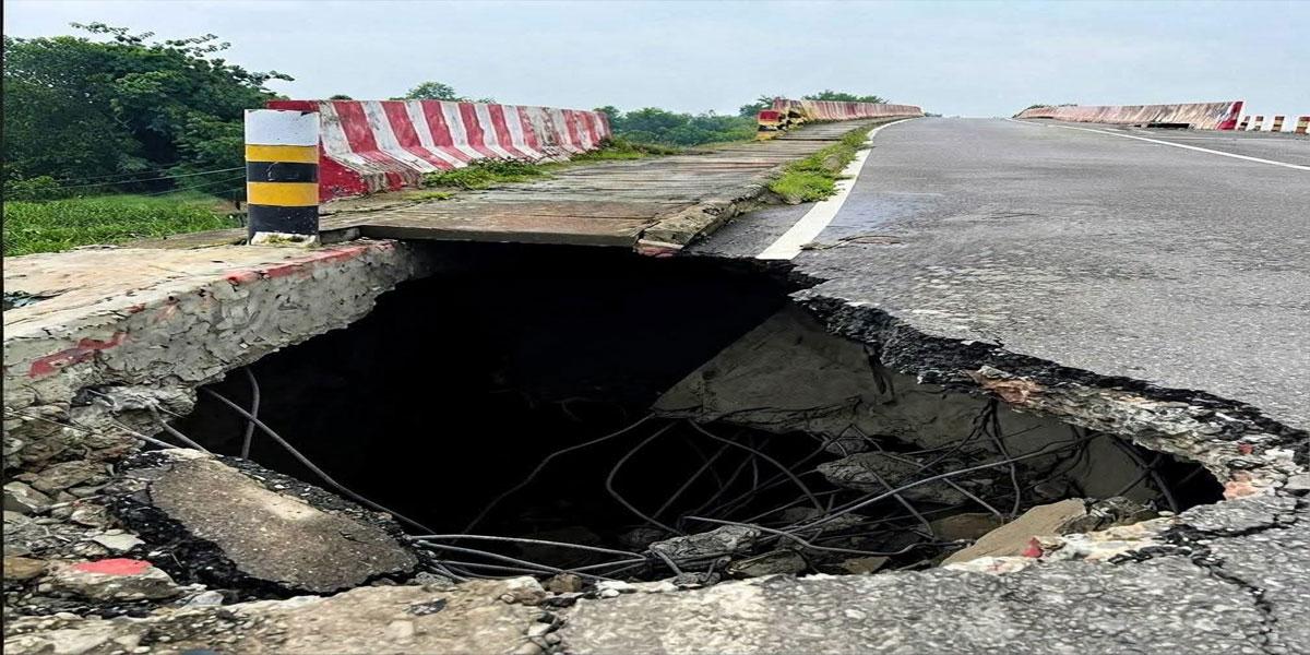 মতলব সেতুর সংযোগ সড়কে ধস, দুর্ঘটনার শঙ্কা