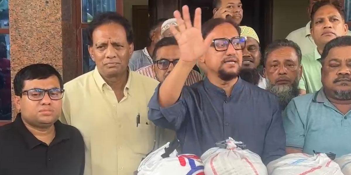 পতেঙ্গায় ক্ষতিগ্রস্তদের মাঝে ত্রাণ বিতরণ, পাশে থাকার আশ্বাস মেয়রের