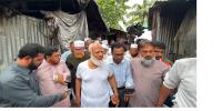 বাঁশখালীর বন্যাদুর্গত এলাকা পরিদর্শন করে ত্রাণ বিতরণ জামায়াত আমিরের
