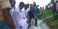 মাদারীপুরে জিও ব্যাগ ফেলে ভাঙন প্রতিরোধ, দীর্ঘমেয়াদি বাঁধ নির্মাণের আশ্বাস