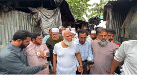বাঁশখালীর বন্যাদুর্গত এলাকা পরিদর্শন করে ত্রাণ বিতরণ জামায়াত আমিরের