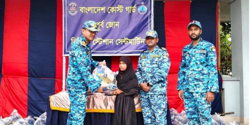 সেন্টমার্টিনে কোস্টগার্ডের ত্রাণ বিতরণ