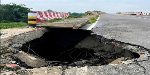 মতলব সেতুর সংযোগ সড়কে ধস, দুর্ঘটনার শঙ্কা
