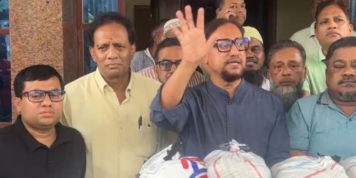 পতেঙ্গায় ক্ষতিগ্রস্তদের মাঝে ত্রাণ বিতরণ, পাশে থাকার আশ্বাস মেয়রের