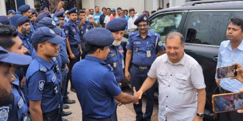 আগৈলঝাড়া থানা পরিদর্শনে তথ্যমন্ত্রী, নিরপরাধকে হয়রানি না করার নির্দেশ
