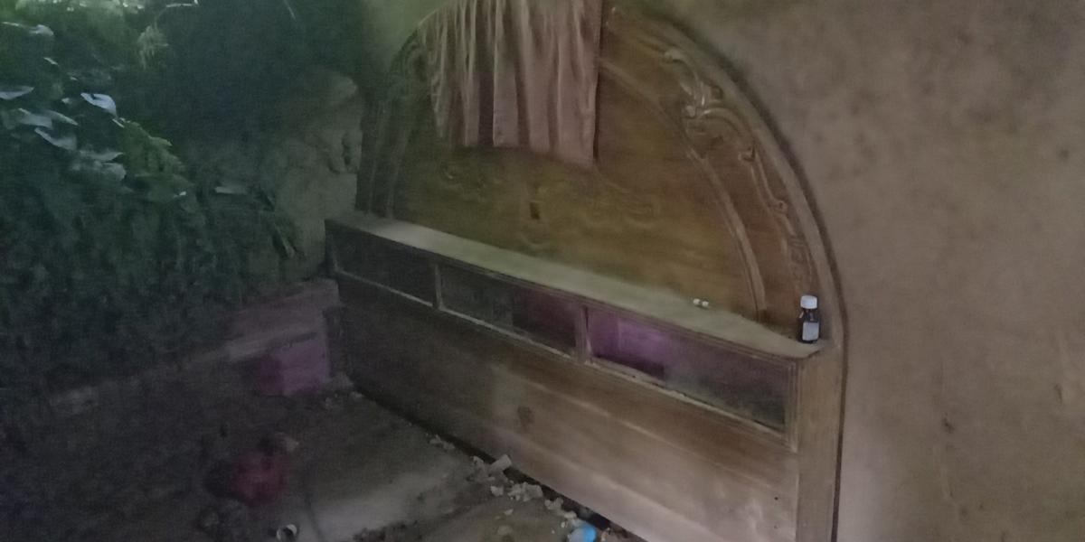 খাটের উপর ধসে পড়ল পাহাড়, অল্পে রক্ষা মা-ছেলের
