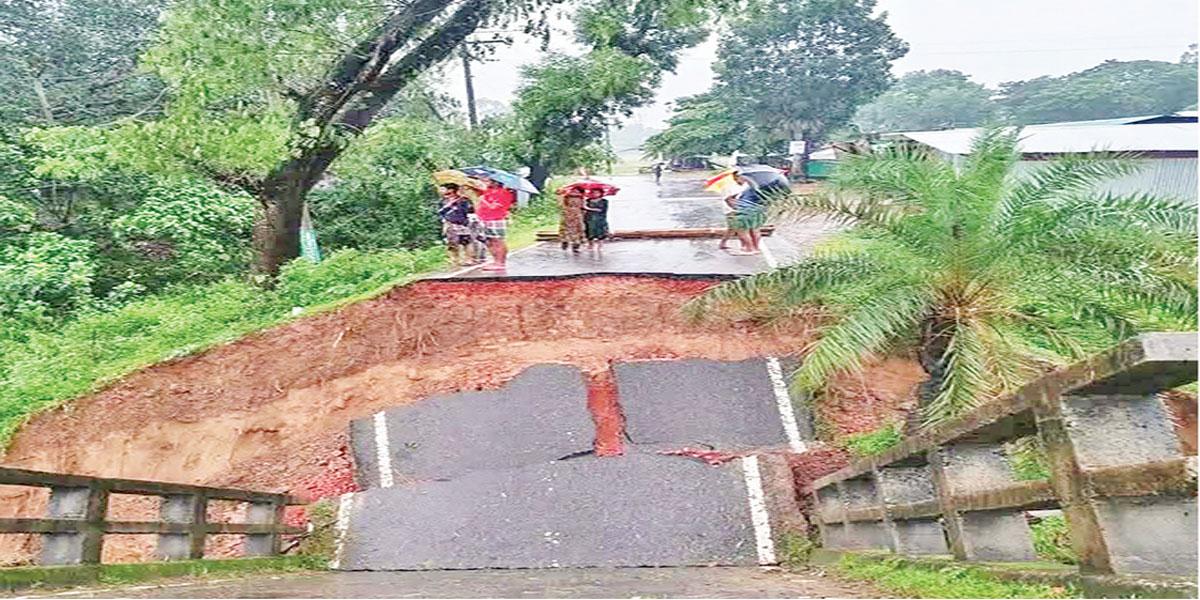 বন্যায় বাড়ছে দুর্ভোগ