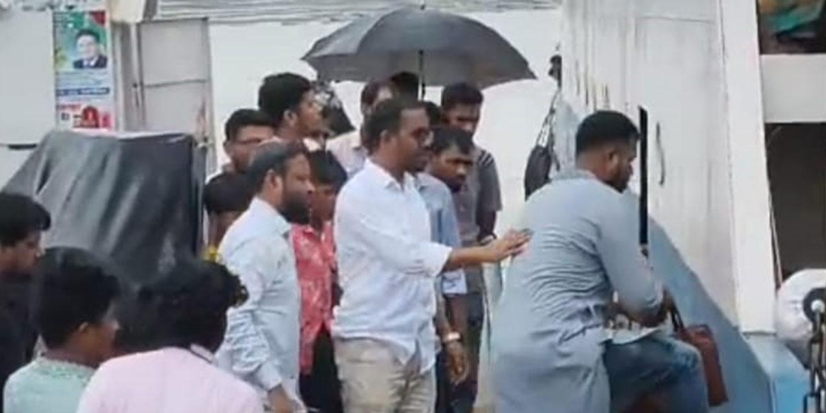এমপি হান্নান মাসউদকে নিতে মাঝ নদী থেকে ঘুরল ফেরি
