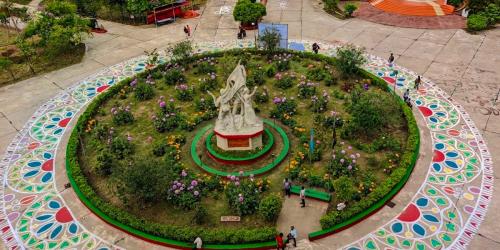 পাঠ্যপুস্তকের বাইরের এক জীবন্ত ক্যাম্পাসের গল্প