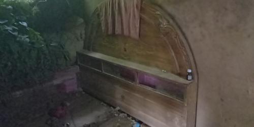 খাটের উপর ধসে পড়ল পাহাড়, অল্পে রক্ষা মা-ছেলের
