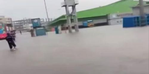 বন্যায় চট্টগ্রাম বন্দরে স্বাভাবিক কার্যক্রম ব্যাহত