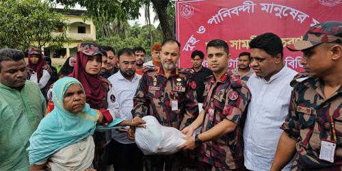 টেকনাফ সীমান্তে বন্যার্ত পরিবারের মধ্যে বিজিবির ত্রাণ বিতরণ