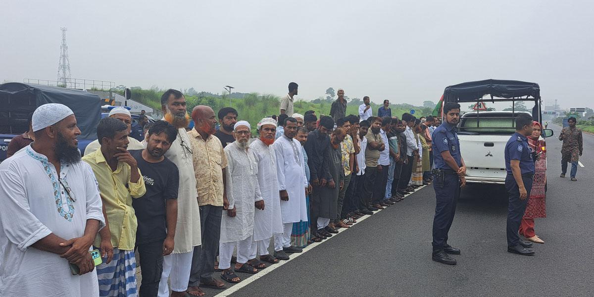 বরিশালের পথে প্রধানমন্ত্রী, একঝলক দেখতে মহাসড়কে নেতাকর্মীদের ভিড়