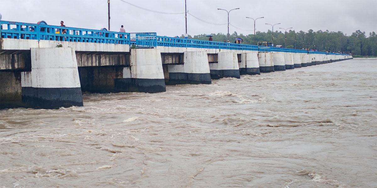 বিপৎসীমার ওপরে তিস্তার পানি, খোলা হলো তিস্তা ব্যারেজের ৪৪ জলকপাট