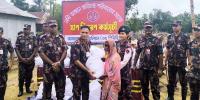 দেওয়ানগঞ্জে নদীভাঙন কবলিত পরিবারকে বিজিবির ত্রাণ বিতরণ