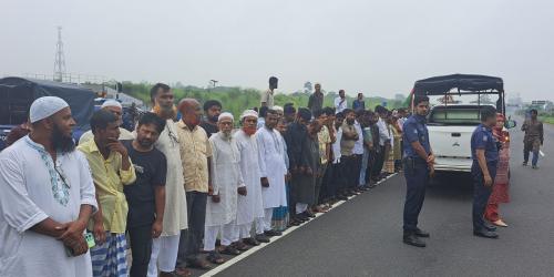 বরিশালের পথে প্রধানমন্ত্রী, একঝলক দেখতে মহাসড়কে নেতাকর্মীদের ভিড়